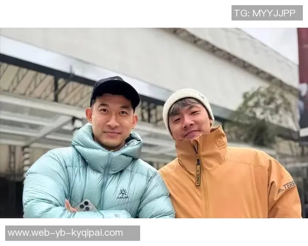 刘殿座与王大雷亲密见面，两位球员的孩子们一起享受网球乐趣